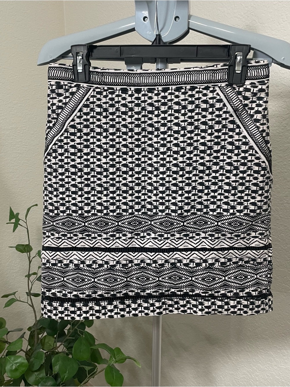 White House Black Market Pencil Skirt Size 6 Black White Print Career